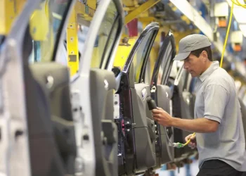 UK Economy Grows 0.3% in November, Outperforming Expectations