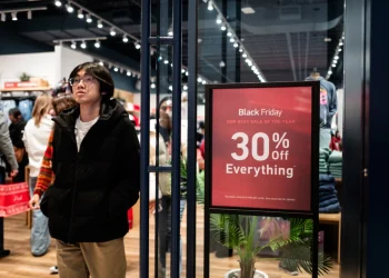 US Online Holiday Shopping Breaks Records with $257.8 Billion in 2025: The Rise of AI, Mobile Shopping, and Flexible Payments