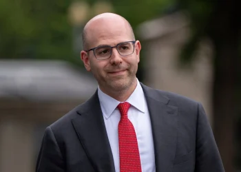 Federal Reserve Governor Stephen Miran Resigns from White House Economic Advisory Role Amid Pressure
